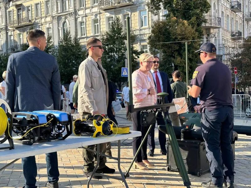 В центрі Києва показали вітчизняні безпілотники та роботи