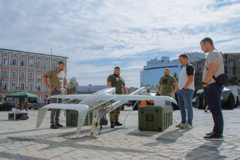 В центрі Києва показали вітчизняні безпілотники та роботи