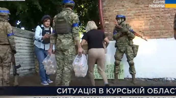 Журналисты показали, как украинцы раздают гуманитарку гражданским на Курщине 3 Журналисты показали, как украинцы раздают гуманитарку гражданским на Курщине