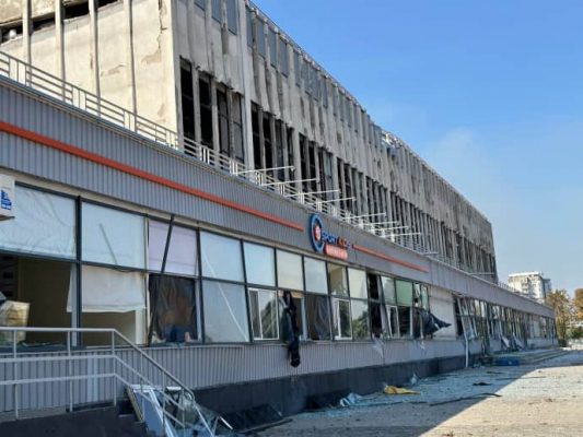 Из-за повторного удара по Харькову пострадали врачи и спасатели 