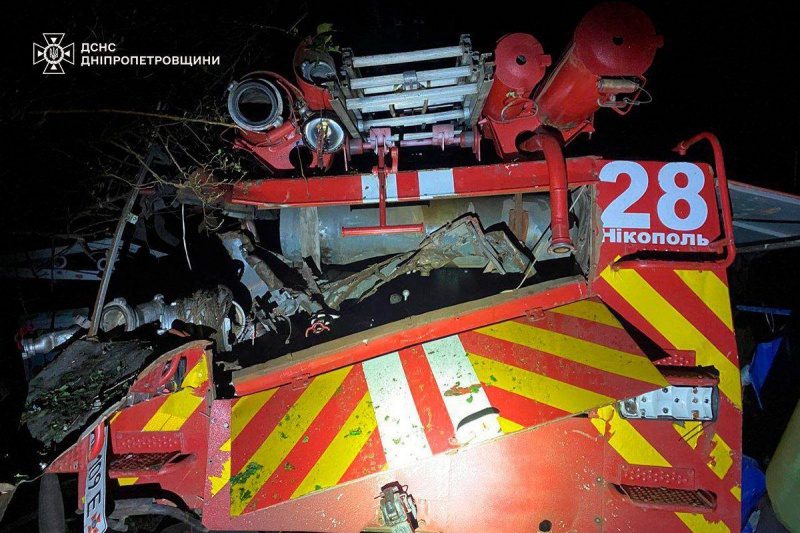 Окупанти атакували рятувальників у Нікополі під час гасіння пожежі (фото) 2 Окупанти атакували рятувальників у Нікополі під час гасіння пожежі (фото)