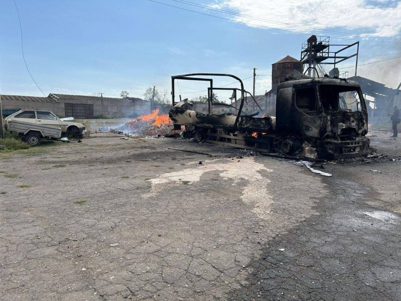 Росіяни обстріляли вантажівку Червоного Хреста, є загиблі 2 Росіяни обстріляли вантажівку Червоного Хреста, є загиблі