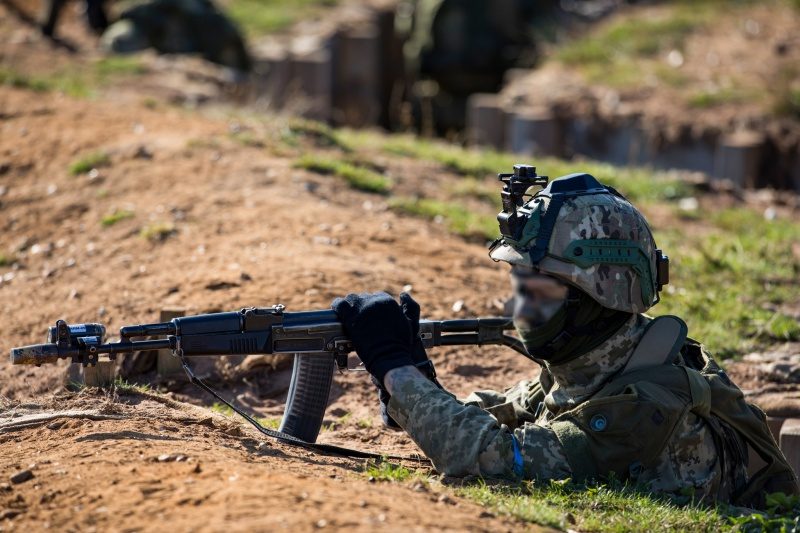 У Генштабі показали, як бійці ЗСУ у Британії навчаються штурмувати траншеї противника