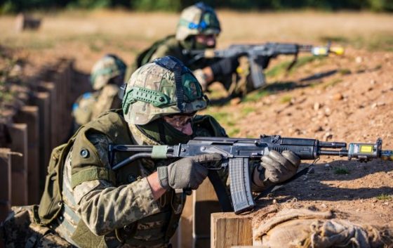 У Генштабі показали, як бійці ЗСУ у Британії навчаються штурмувати траншеї противника 5 u genshtabi pokazali jak bijci zsu u britaniyi navchajutsja shturmuvati transheyi protivnika 311ba8a scaled China Way