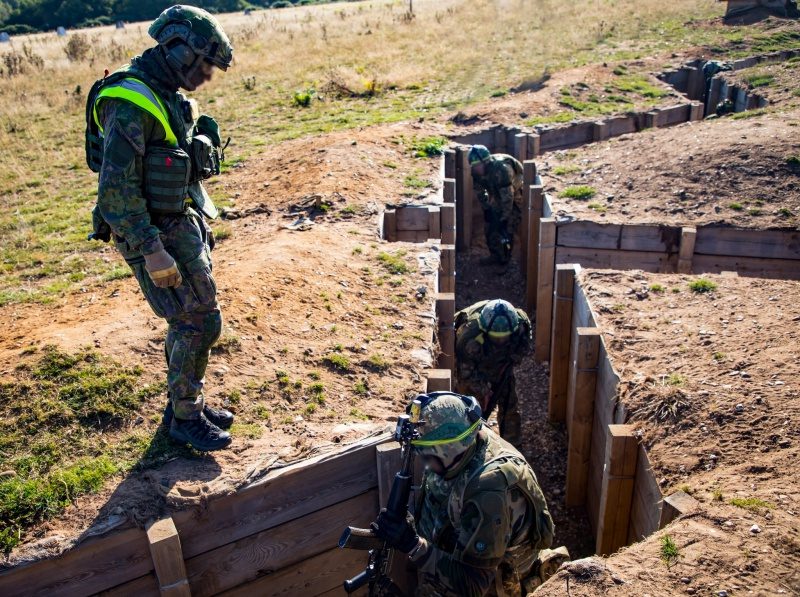 У Генштабі показали, як бійці ЗСУ у Британії навчаються штурмувати траншеї противника