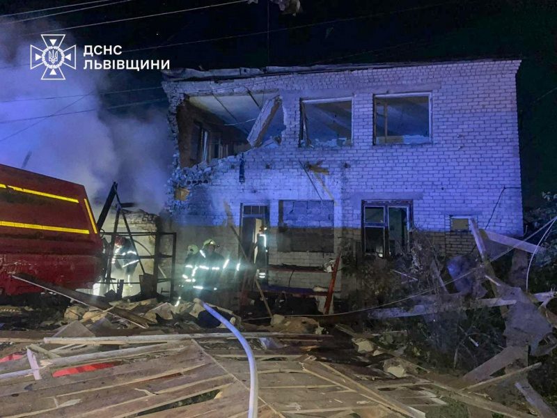 У Львівській та Черкаській областях спалахнули пожежі після атаки "Шахедів" 2 У Львівській та Черкаській областях спалахнули пожежі після атаки "Шахедів"