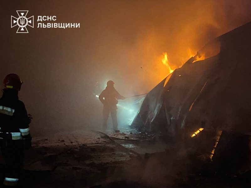 З'явились фото та відео пожежі під Львовом після нічної атаки РФ