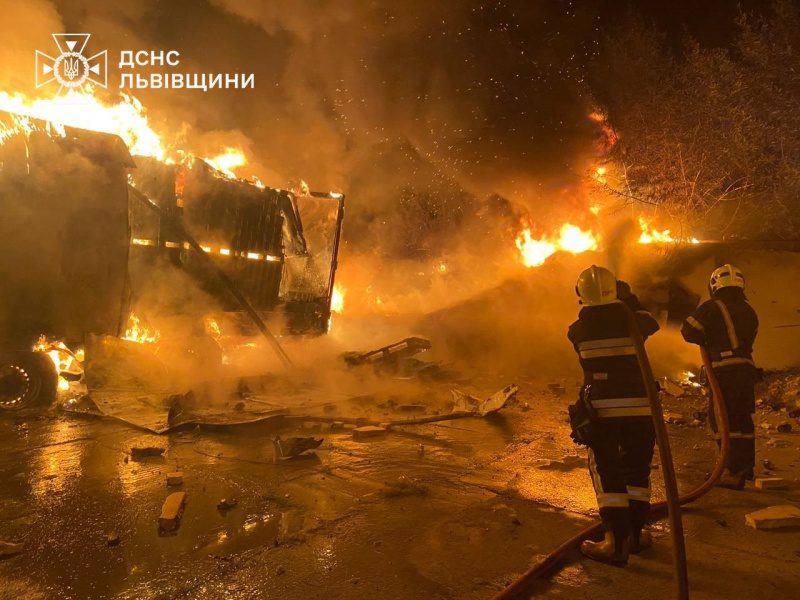 З'явились фото та відео пожежі під Львовом після нічної атаки РФ