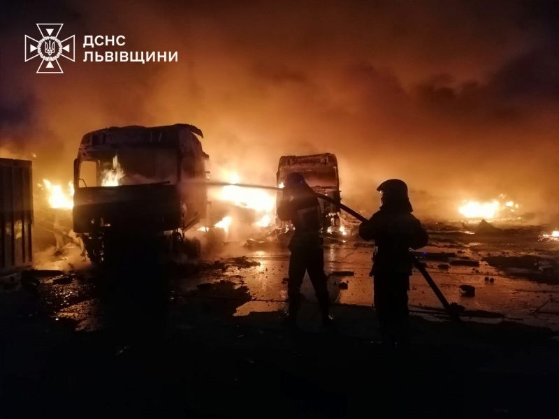З'явились фото та відео пожежі під Львовом після нічної атаки РФ