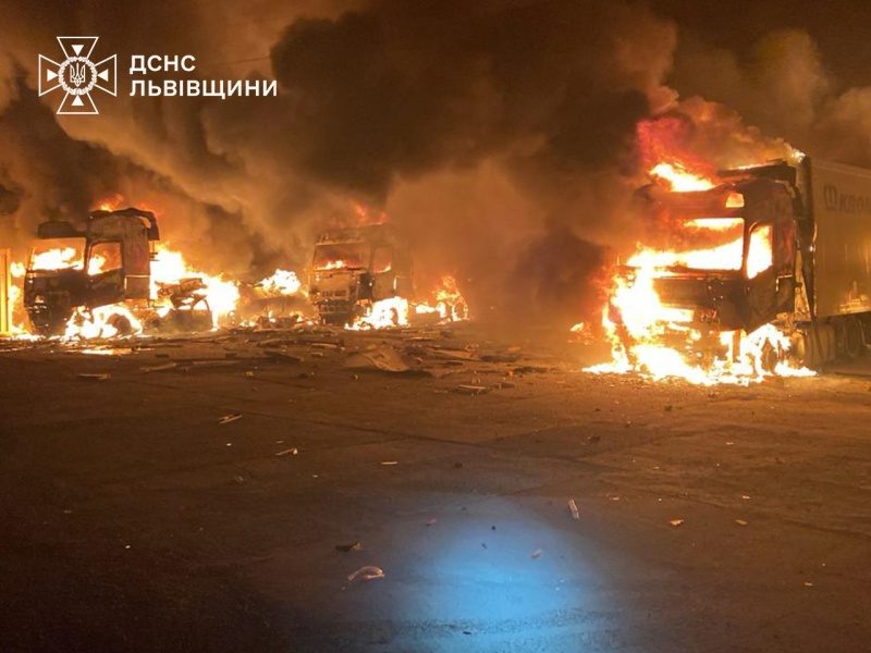 З'явились фото та відео пожежі під Львовом після нічної атаки РФ
