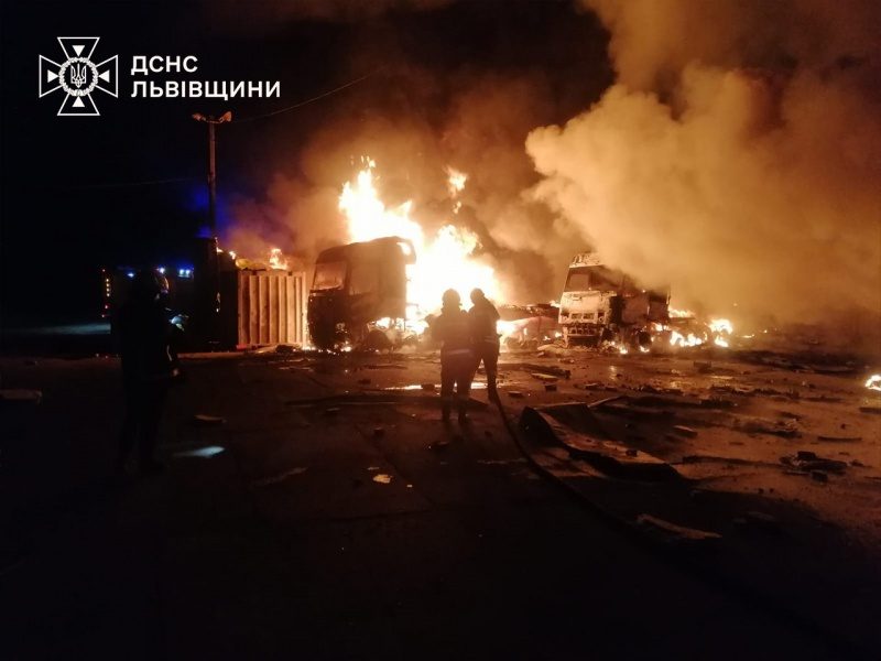 З'явились фото та відео пожежі під Львовом після нічної атаки РФ