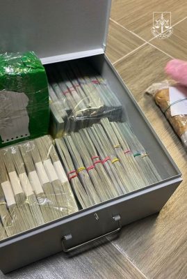 ГБР нашло у депутата в Хмельницкой области более 1,5 млн незадекларированных долларов 3 ГБР нашло у депутата в Хмельницкой области более 1,5 млн незадекларированных долларов