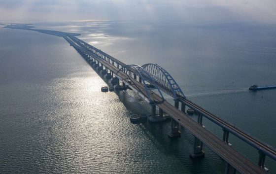 Ненадійний захист. Плавучі загородження росіян біля Кримського мосту змило морем 17 nenadijnij zahist plavuchi zagorodzhennja rosijan bilja krimskogo mostu zmilo morem 9dc411a scaled China Way