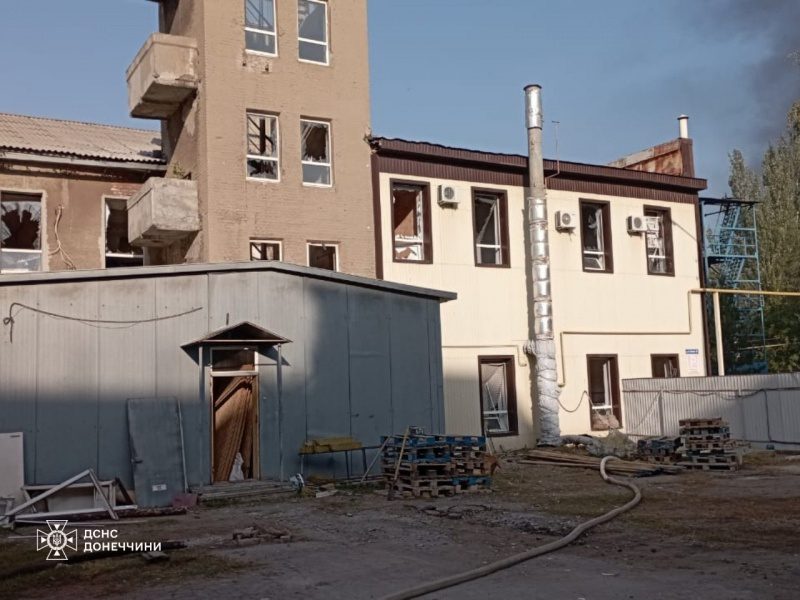 Окупанти зранку атакували Краматорськ: пошкоджено пожежну частину (фото)