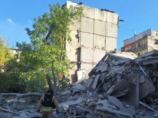 РФ ударила КАБом по многоэтажке в Мирнограде: есть погибший и раненые 