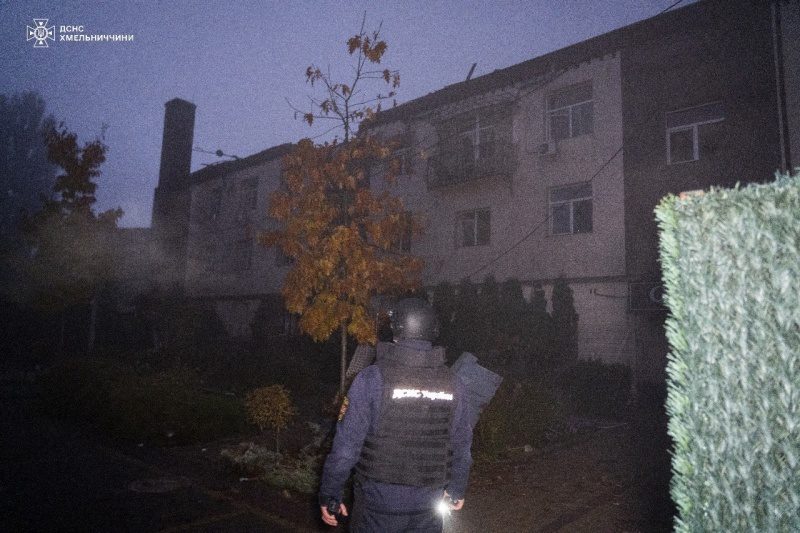 Росіяни обстріляли Старокостянтинів: під ударом опинився готель (фото, відео) 2 Росіяни обстріляли Старокостянтинів: під ударом опинився готель (фото, відео)