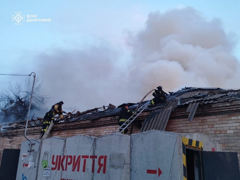 Росіяни вдарили по відділенню "Нової пошти" під Дружківкою: є загиблі (фото) 3 Росіяни вдарили по відділенню "Нової пошти" під Дружківкою: є загиблі (фото)