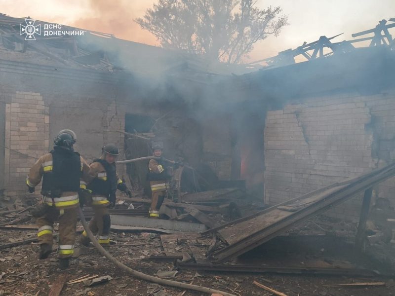 Росіяни вдарили по відділенню "Нової пошти" під Дружківкою: є загиблі (фото) 5 Росіяни вдарили по відділенню "Нової пошти" під Дружківкою: є загиблі (фото)