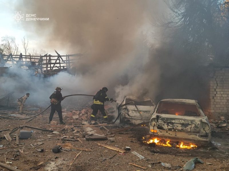 Росіяни вдарили по відділенню "Нової пошти" під Дружківкою: є загиблі (фото) 2 Росіяни вдарили по відділенню "Нової пошти" під Дружківкою: є загиблі (фото)