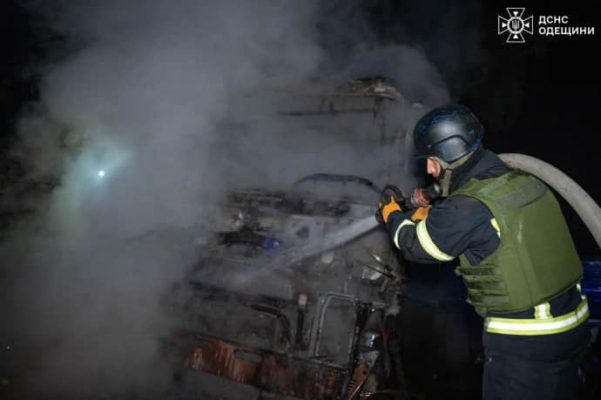 Россияне атаковали склады и грузовые автомобили в Одессе - ГСЧС 