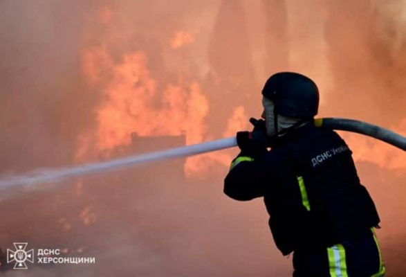 Россияне ударили по Херсону: вспыхнул масштабный пожар 