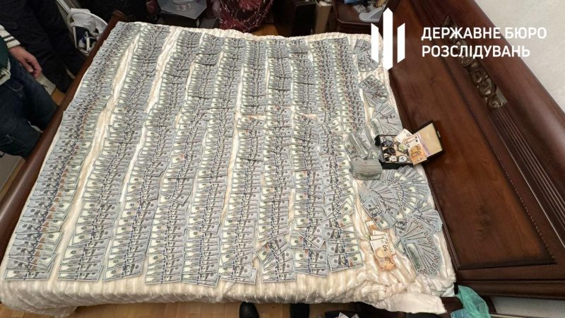 У Києві працівники ТЦК продавали "білі квитки": у них знайшли 1,2 млн доларів готівкою 10 У Києві працівники ТЦК продавали "білі квитки": у них знайшли 1,2 млн доларів готівкою