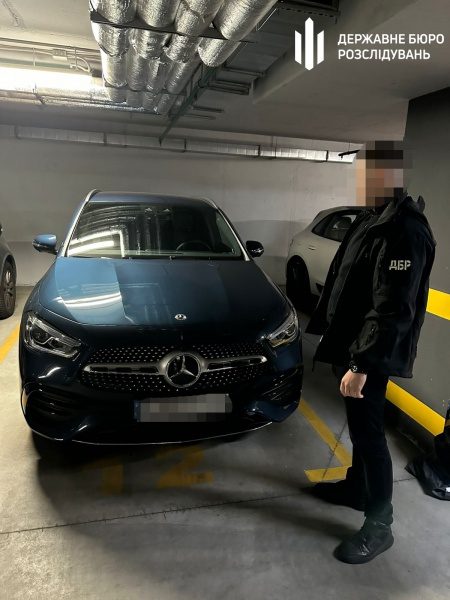 У Києві працівники ТЦК продавали "білі квитки": у них знайшли 1,2 млн доларів готівкою 3 У Києві працівники ТЦК продавали "білі квитки": у них знайшли 1,2 млн доларів готівкою