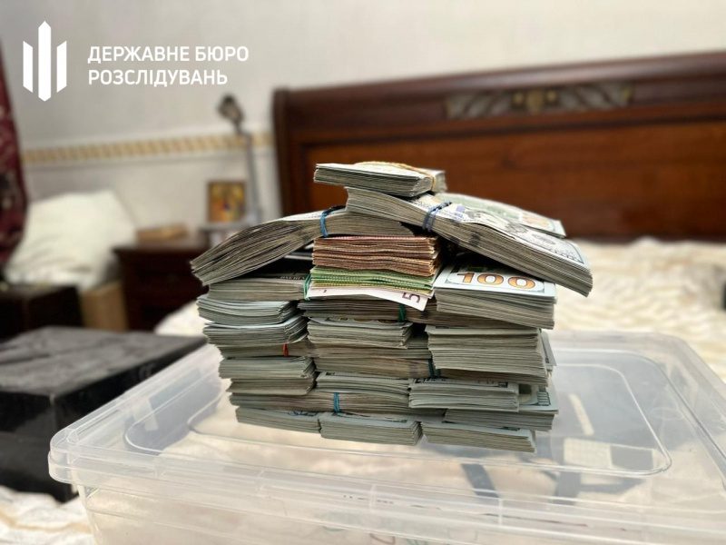 У Києві працівники ТЦК продавали "білі квитки": у них знайшли 1,2 млн доларів готівкою 9 У Києві працівники ТЦК продавали "білі квитки": у них знайшли 1,2 млн доларів готівкою