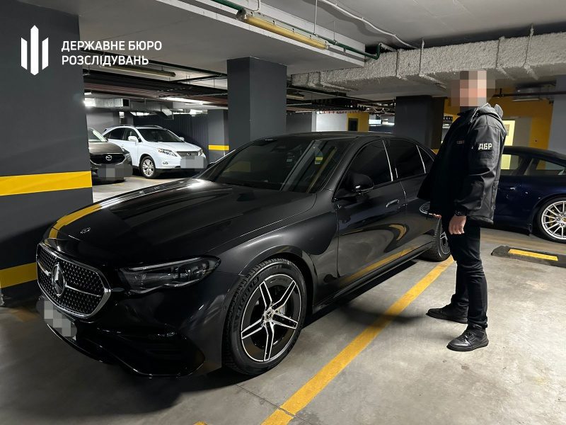 У Києві працівники ТЦК продавали "білі квитки": у них знайшли 1,2 млн доларів готівкою 6 У Києві працівники ТЦК продавали "білі квитки": у них знайшли 1,2 млн доларів готівкою