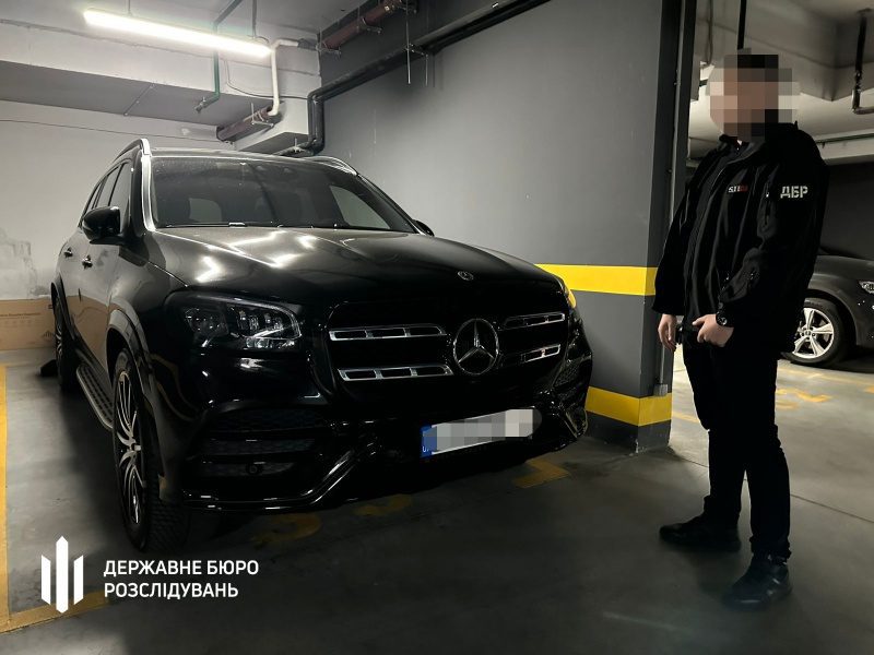 У Києві працівники ТЦК продавали "білі квитки": у них знайшли 1,2 млн доларів готівкою 7 У Києві працівники ТЦК продавали "білі квитки": у них знайшли 1,2 млн доларів готівкою