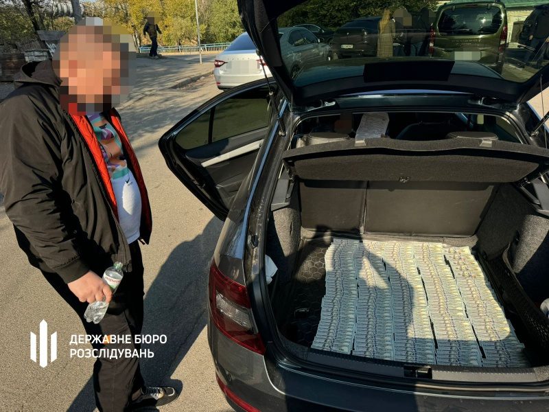 У Києві працівники ТЦК продавали "білі квитки": у них знайшли 1,2 млн доларів готівкою 4 У Києві працівники ТЦК продавали "білі квитки": у них знайшли 1,2 млн доларів готівкою