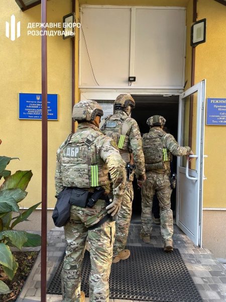 У Києві працівники ТЦК продавали "білі квитки": у них знайшли 1,2 млн доларів готівкою 5 У Києві працівники ТЦК продавали "білі квитки": у них знайшли 1,2 млн доларів готівкою