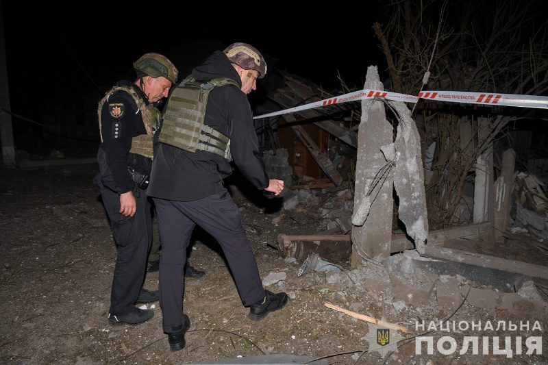 Ворог бив по Запоріжжю КАБами. Уточнені наслідки нічного обстрілу (відео) 3 Ворог бив по Запоріжжю КАБами. Уточнені наслідки нічного обстрілу (відео)