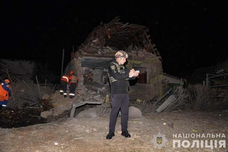 Ворог бив по Запоріжжю КАБами. Уточнені наслідки нічного обстрілу (відео) 2 Ворог бив по Запоріжжю КАБами. Уточнені наслідки нічного обстрілу (відео)