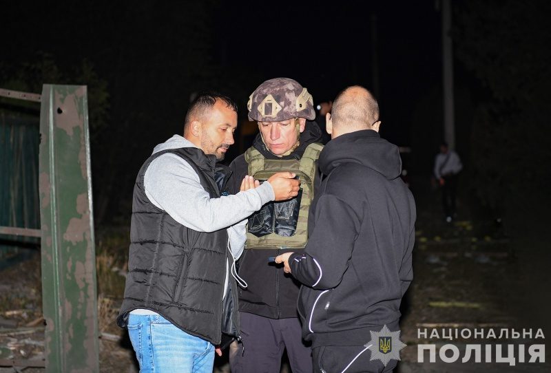 Ворог бив по Запоріжжю КАБами. Уточнені наслідки нічного обстрілу (відео) 9 Ворог бив по Запоріжжю КАБами. Уточнені наслідки нічного обстрілу (відео)