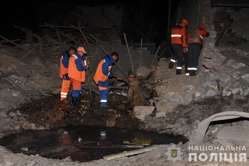 Ворог бив по Запоріжжю КАБами. Уточнені наслідки нічного обстрілу (відео) 6 Ворог бив по Запоріжжю КАБами. Уточнені наслідки нічного обстрілу (відео)
