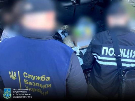 Вымогал взятку за продолжение лечения: на Львовщине разоблачили чиновника военного госпиталя 