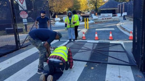 belyj dom i rezidenciju harris ogradili metallicheskimi zaborami na sluchaj besporjadkov 42449c3 scaled China Way