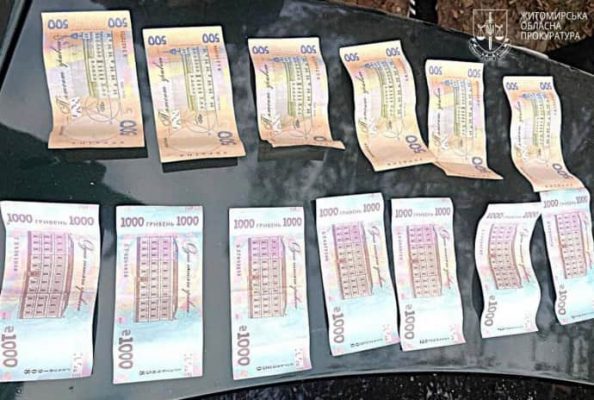 На Житомирщине задержали двух мужчин, которые требовали деньги у жены военного 