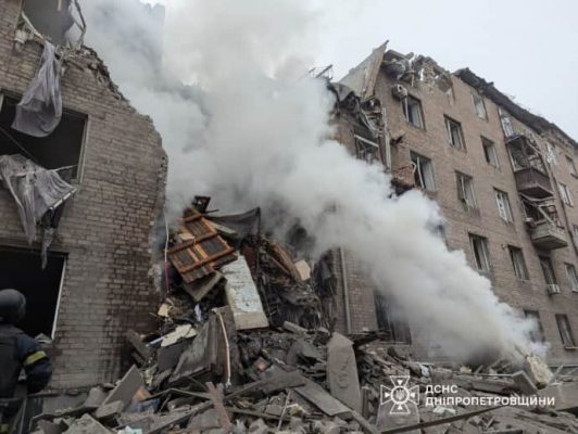 Россияне атаковали баллистикой Кривой Рог: попали в пятиэтажку, среди раненых дети 2 Россияне атаковали баллистикой Кривой Рог: попали в пятиэтажку, среди раненых дети