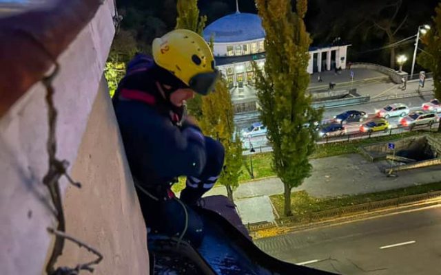 Сильный ветер повалил десятки деревьев в Киеве 