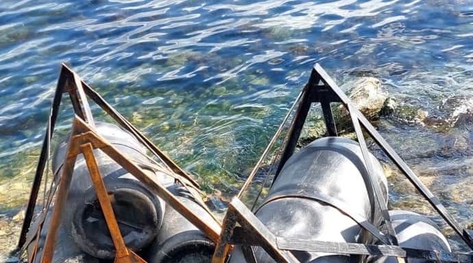В Керчи на берег вынесло заграждения Керченского моста, которые устанавливали от дронов 