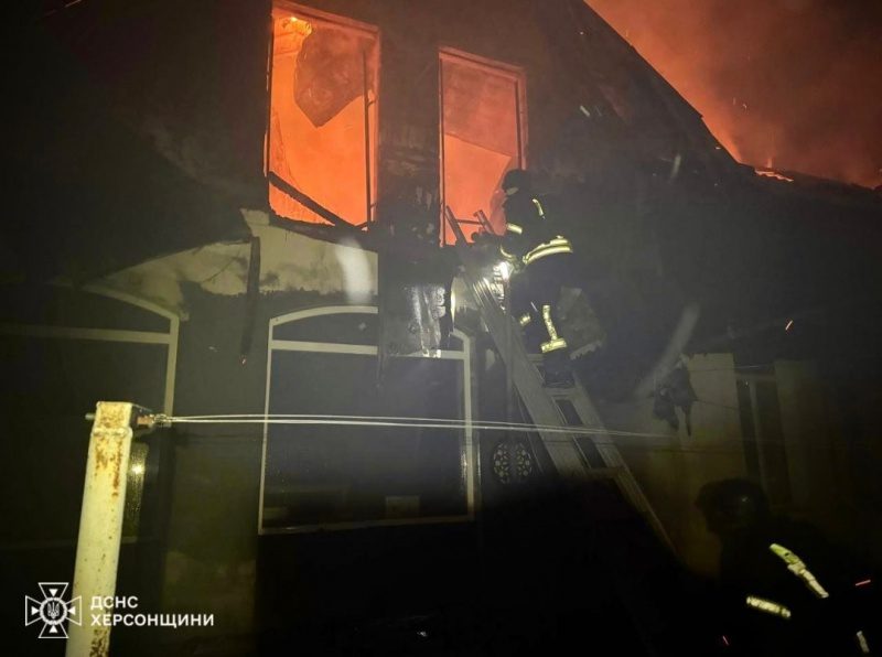Окупанти з дрона атакували будинок в Херсоні: фото наслідків 4 Окупанти з дрона атакували будинок в Херсоні: фото наслідків
