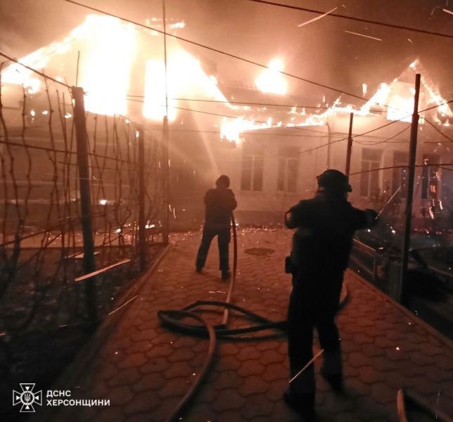 Окупанти з дрона атакували будинок в Херсоні: фото наслідків 2 Окупанти з дрона атакували будинок в Херсоні: фото наслідків
