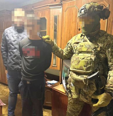 Подбросили взрывчатку к отделам полиции в Харькове: задержаны 15-летние парень и девушка 