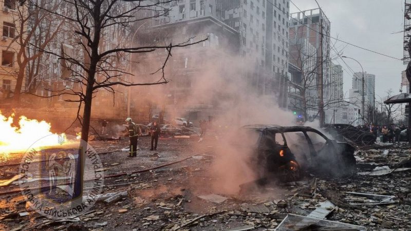 Ракетний удар по Києву: з'явились фото наслідків обстрілу 2 Ракетний удар по Києву: з'явились фото наслідків обстрілу