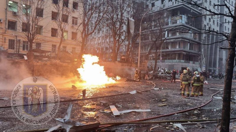 Ракетний удар по Києву: з'явились фото наслідків обстрілу 4 Ракетний удар по Києву: з'явились фото наслідків обстрілу