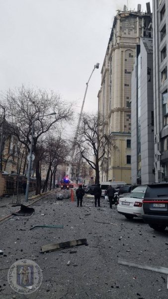 Ракетний удар по Києву: з'явились фото наслідків обстрілу 11 Ракетний удар по Києву: з'явились фото наслідків обстрілу
