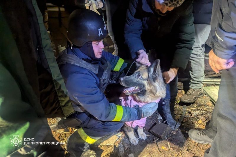 Ракетний удар по Кривому Рогу: з-під завалів деблокували людей, серед них є підліток 2 Ракетний удар по Кривому Рогу: з-під завалів деблокували людей, серед них є підліток