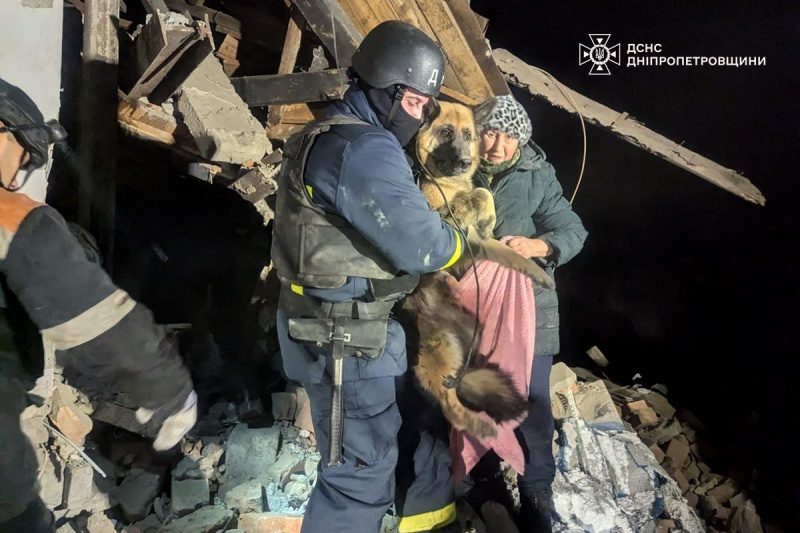 Ракетний удар по Кривому Рогу: з-під завалів деблокували людей, серед них є підліток 3 Ракетний удар по Кривому Рогу: з-під завалів деблокували людей, серед них є підліток